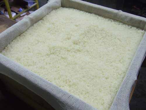 一升餅の作り方（１）セイロからもち米が蒸し上がりました。